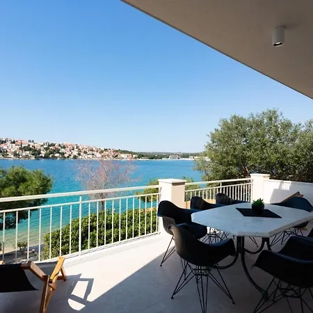 Beachfront Holiday With Heated Swimming Pool بيت للعطل