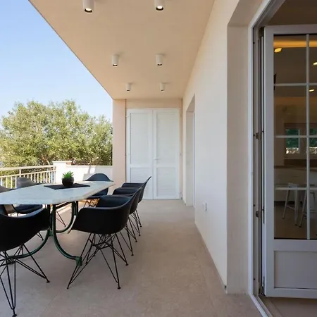 Beachfront Holiday With Heated Swimming Pool روغوزنيكا