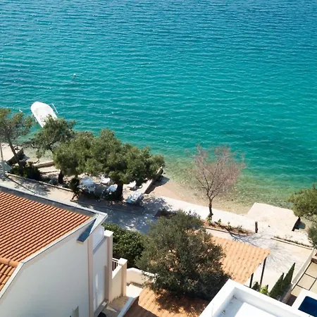 Beachfront Holiday With Heated Swimming Pool *