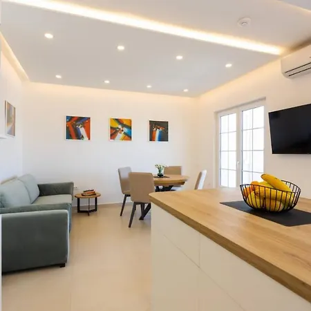 Beachfront Holiday With Heated Swimming Pool روغوزنيكا