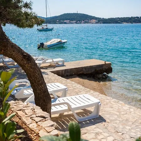 Beachfront Holiday With Heated Swimming Pool روغوزنيكا