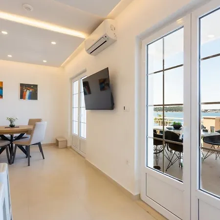 Beachfront Holiday With Heated Swimming Pool روغوزنيكا