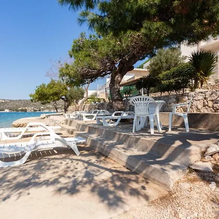 Beachfront Holiday With Heated Swimming Pool Дом отдыха Рогозница