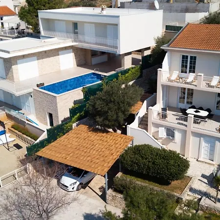 Beachfront Holiday With Heated Swimming Pool *