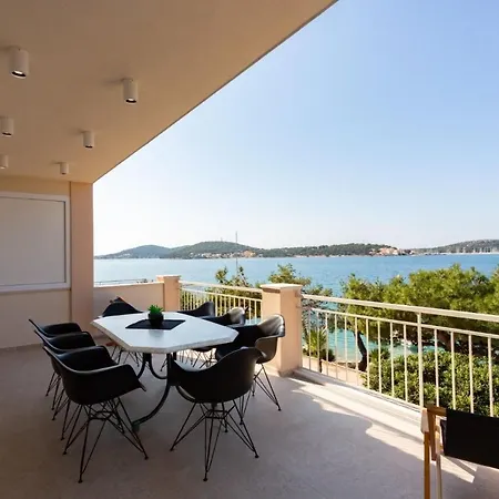 Beachfront Holiday With Heated Swimming Pool بيت للعطل روغوزنيكا
