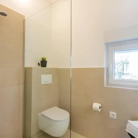 Beachfront Holiday With Heated Swimming Pool بيت للعطل روغوزنيكا