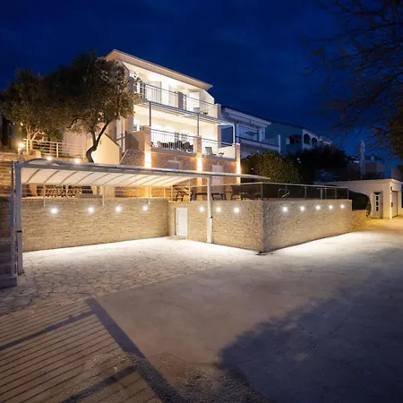 Beachfront Holiday With Heated Swimming Pool * Рогозница