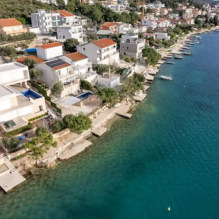 Дом отдыха Beachfront Holiday With Heated Swimming Pool