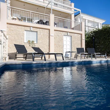 Beachfront Holiday With Heated Swimming Pool Дом отдыха Рогозница
